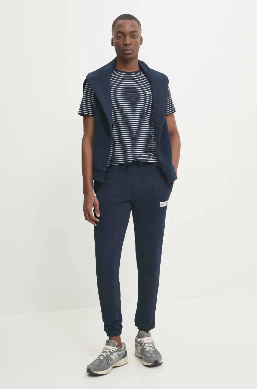 Хлопковая футболка Tommy Jeans мужская цвет синий узорная DM0DM20377 Хлопковая футболка Tommy Jeans мужская цвет синий узорная DM0DM20377