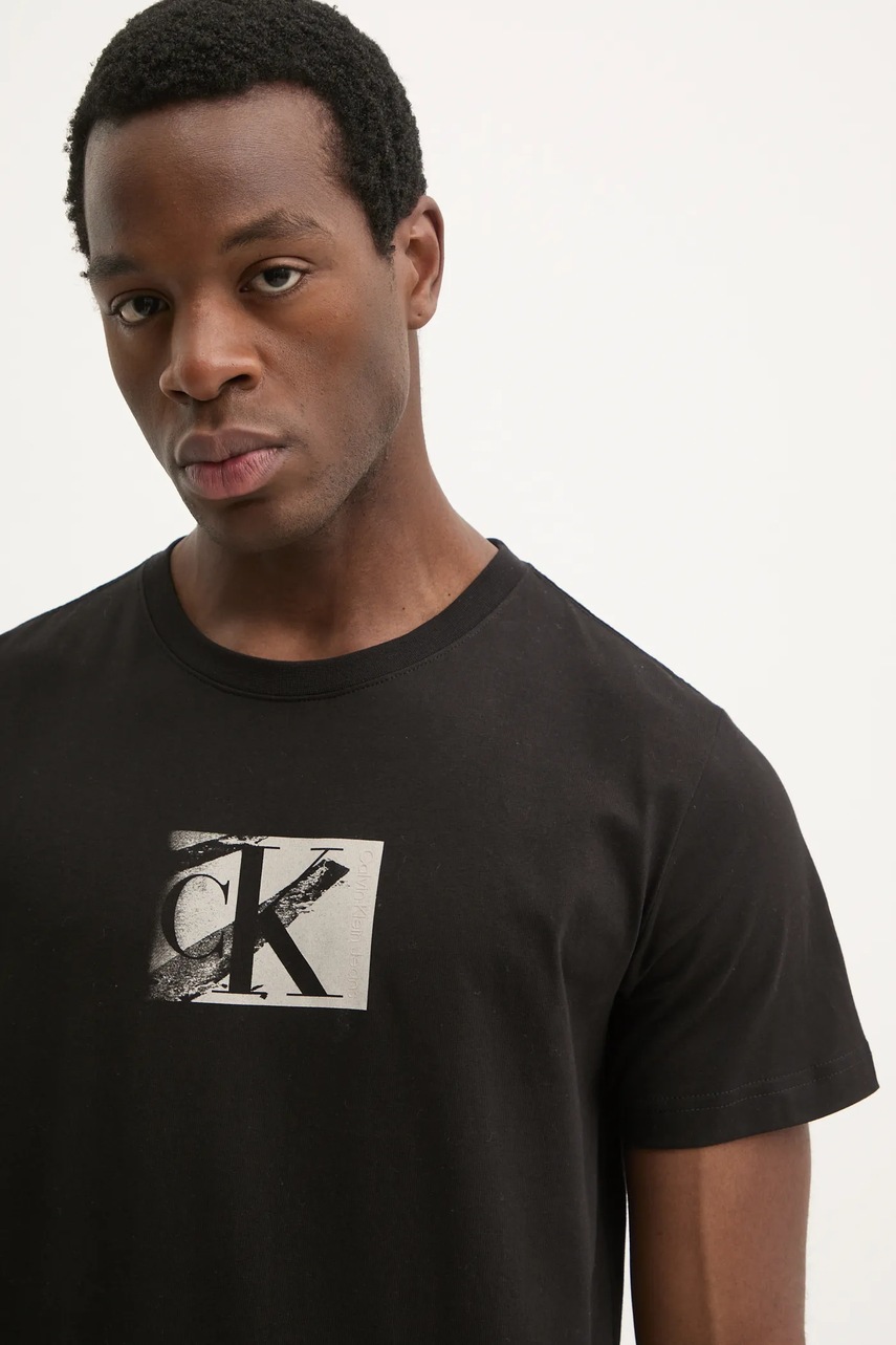

Памучна тениска Calvin Klein Jeans в черно с принт J30J327077, Черен