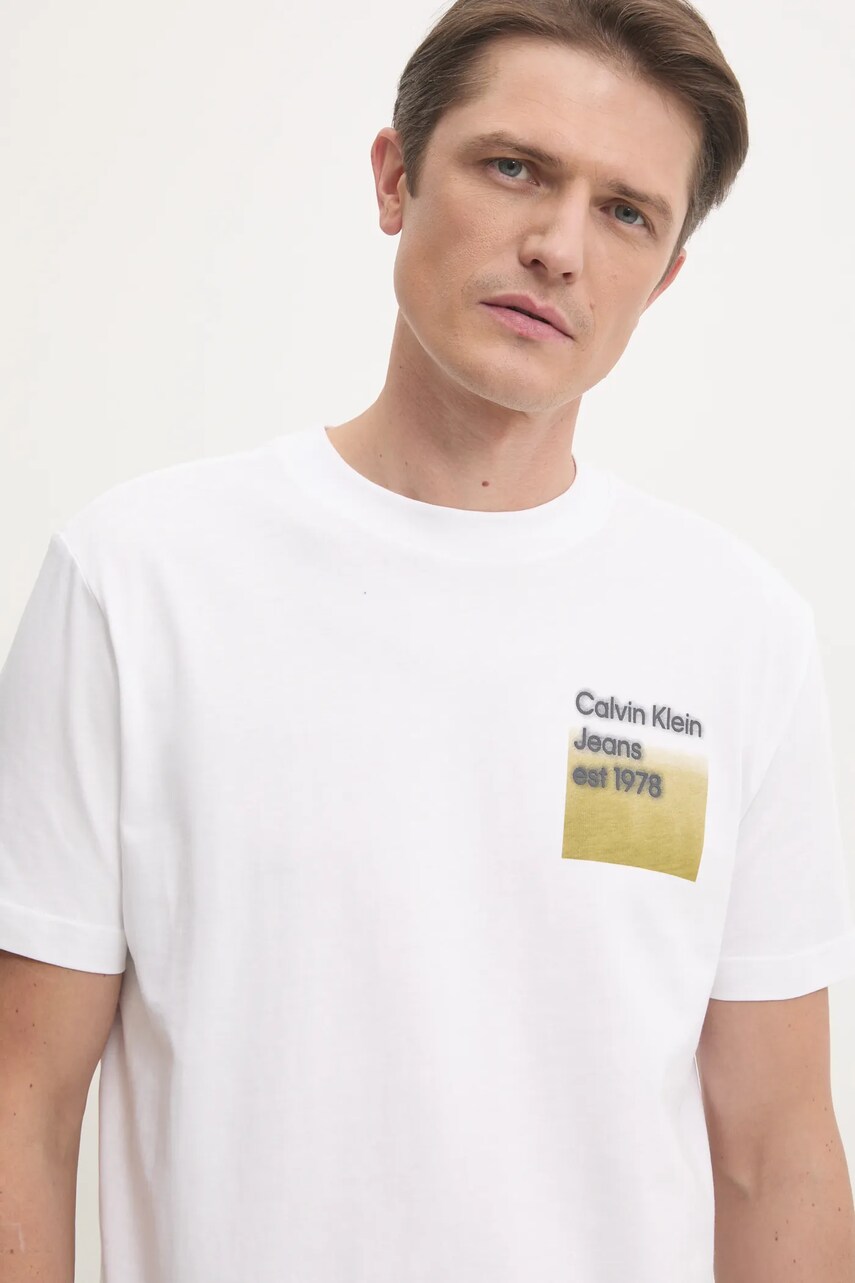 Levně Bavlněné tričko Calvin Klein Jeans bílá barva, s potiskem, J30J327080