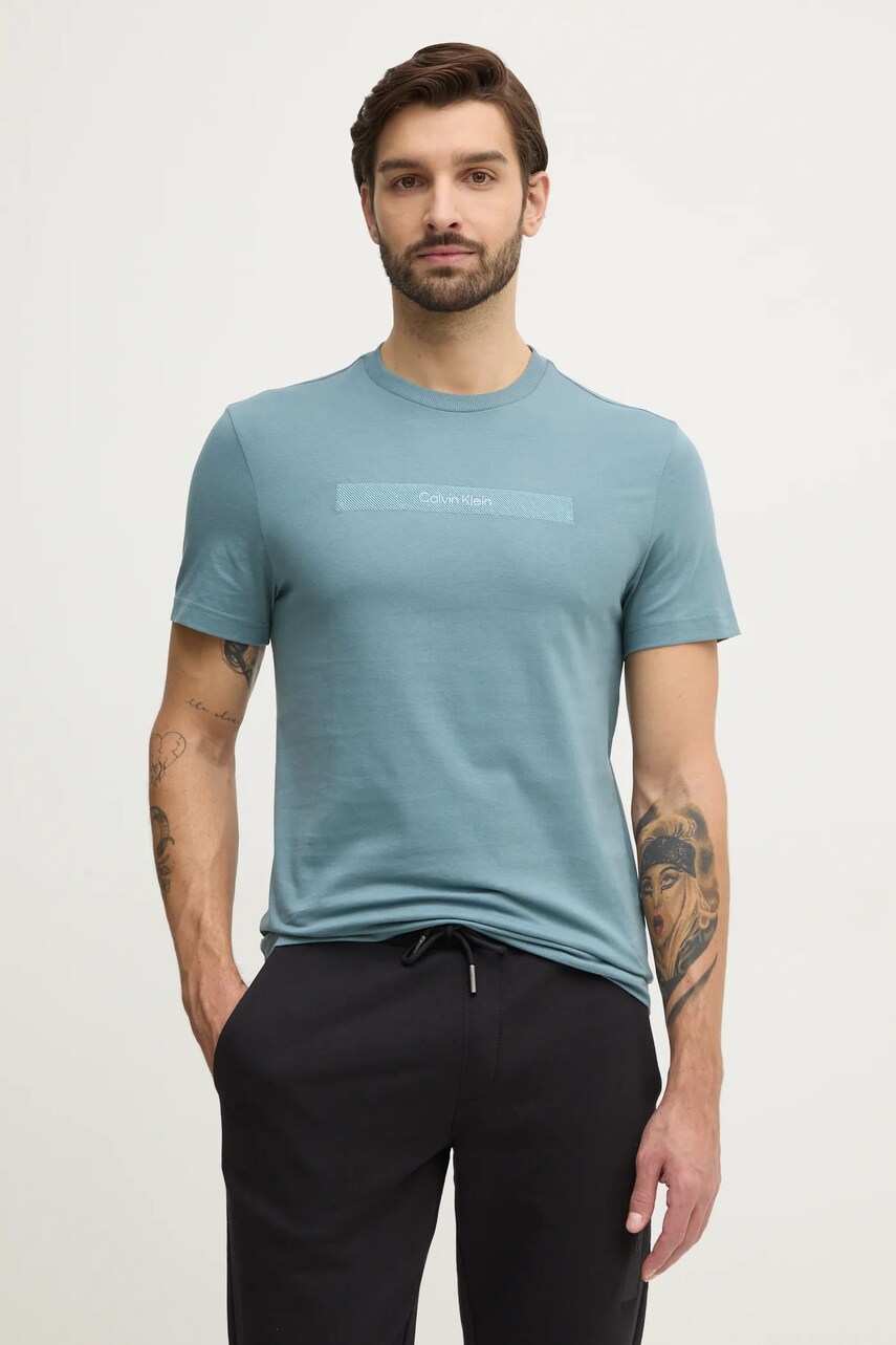Levně Bavlněné tričko Calvin Klein zelená barva, s aplikací, K10K113791