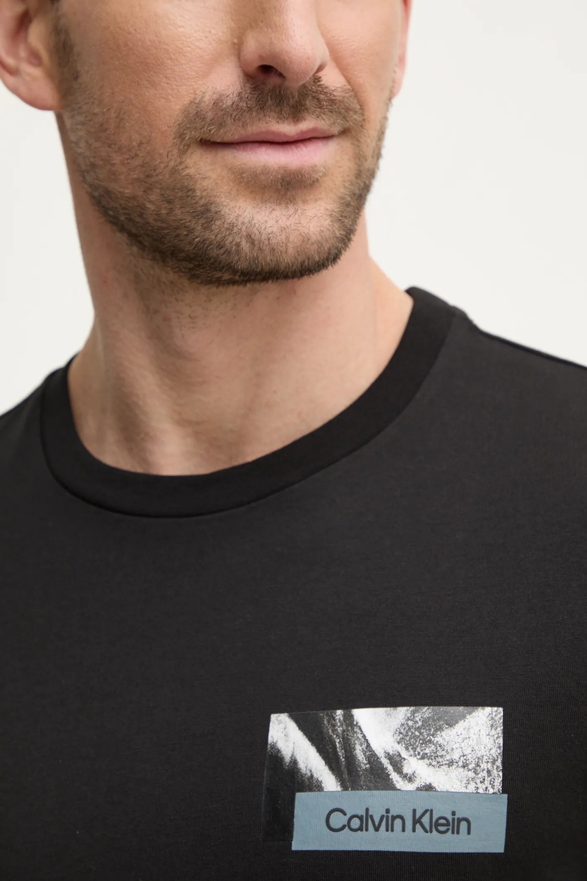 Βαμβακερό μπλουζάκι Calvin Klein ανδρικά, χρώμα: μαύρο, K10K113799 φωτογραφία