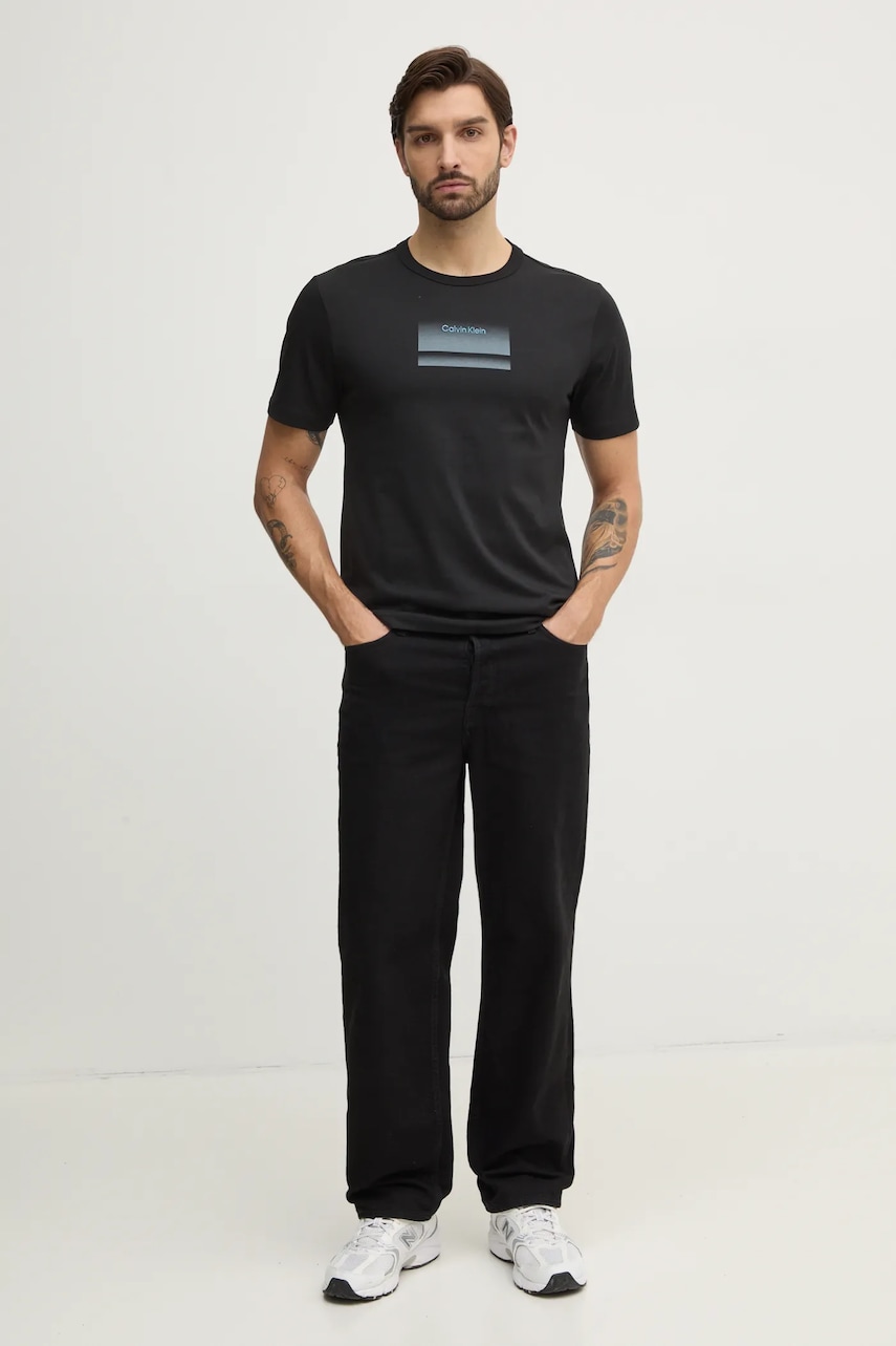 Футболка Calvin Klein мужская цвет чёрный с принтом K10K113803 Футболка Calvin Klein мужская цвет чёрный с принтом K10K113803