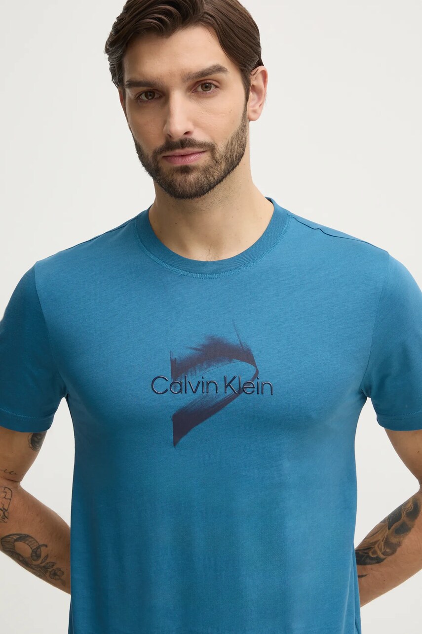 Levně Tričko Calvin Klein tyrkysová barva, s potiskem, K10K114353
