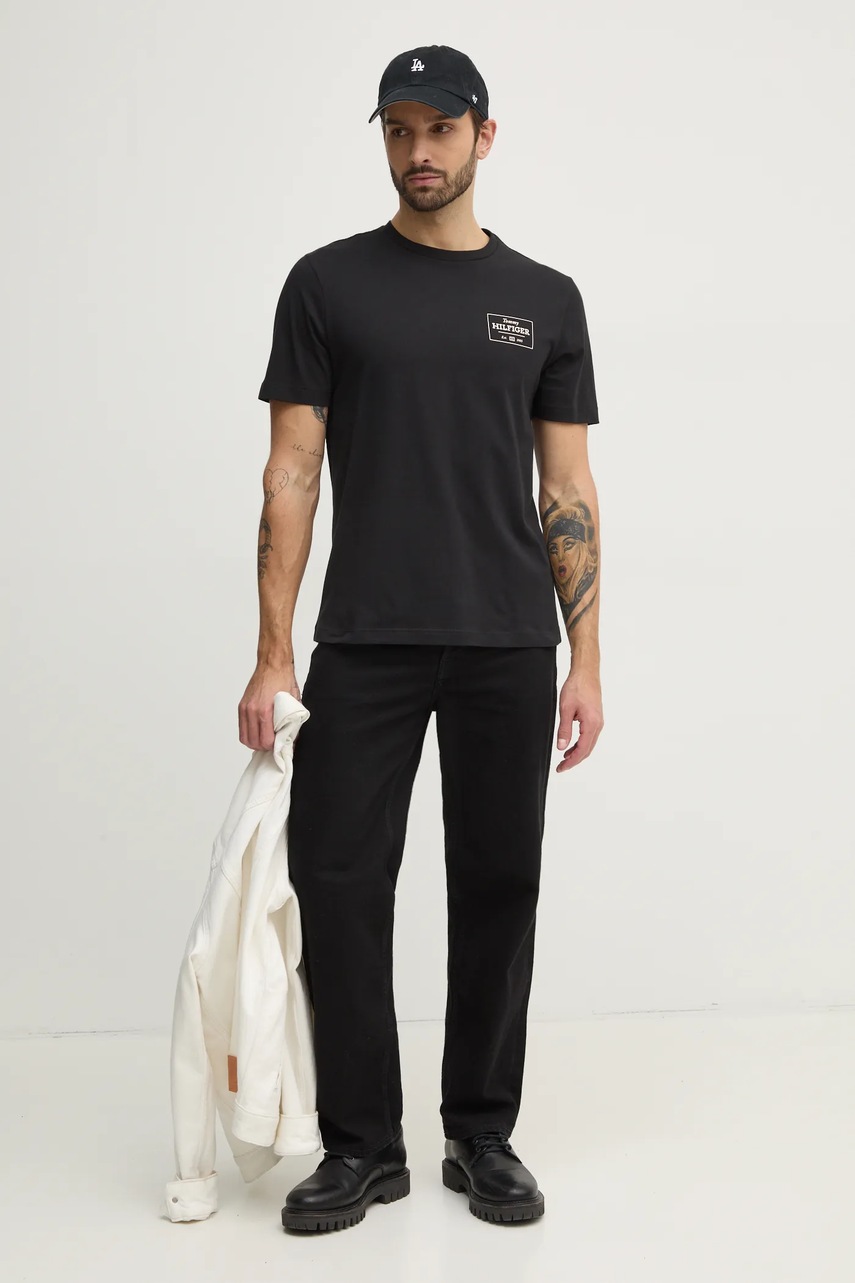 Хлопковая футболка Tommy Hilfiger мужская цвет чёрный с принтом MW0MW37454 Хлопковая футболка Tommy Hilfiger мужская цвет чёрный с принтом MW0MW37454