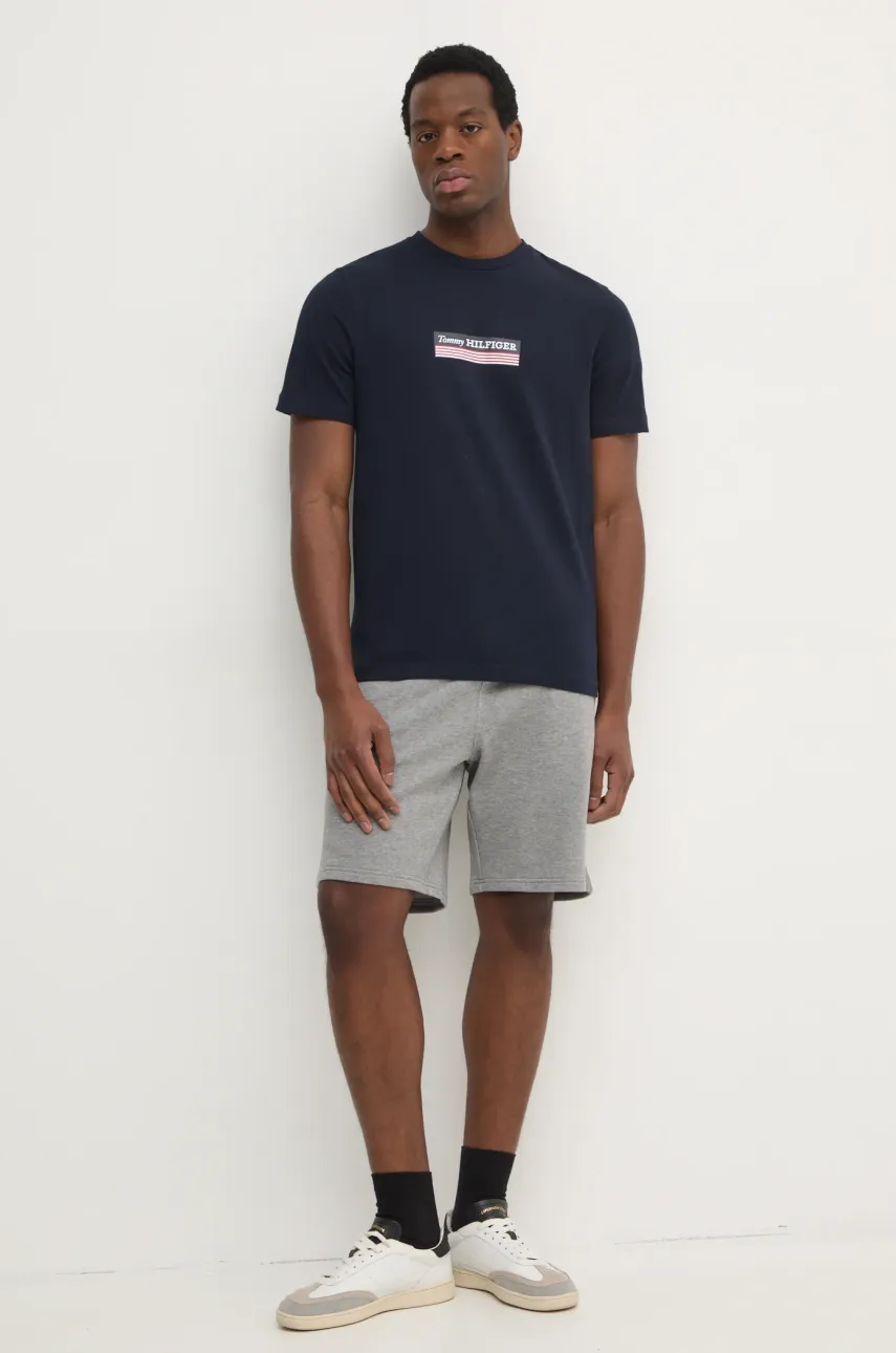 Хлопковая футболка Tommy Hilfiger мужская цвет синий с аппликацией MW0MW38079 Хлопковая футболка Tommy Hilfiger мужская цвет синий с аппликацией MW0MW38079