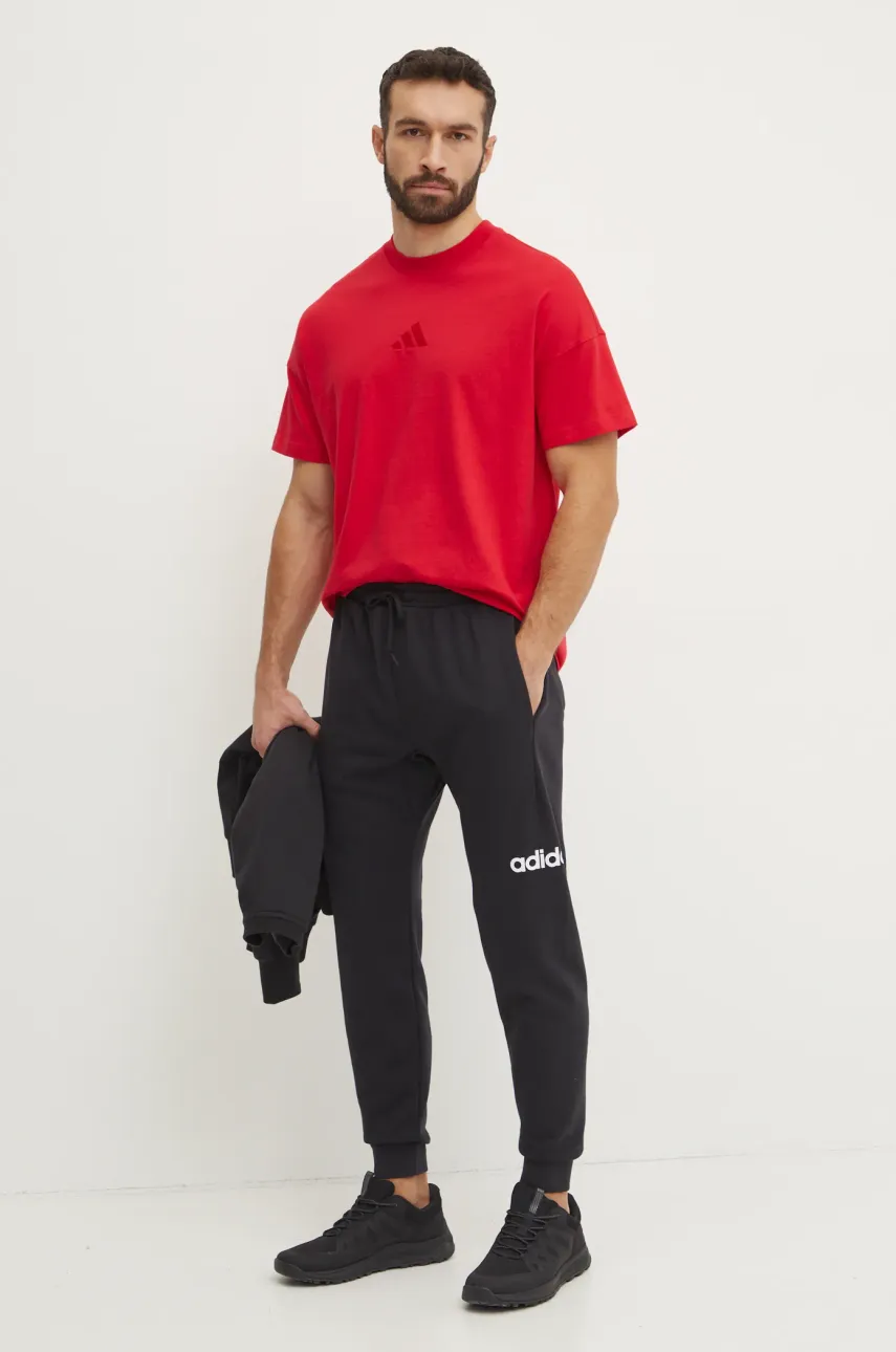 Хлопковая футболка adidas ALL SZN мужская цвет красный с аппликацией JC5346 Хлопковая футболка adidas ALL SZN мужская цвет красный с аппликацией JC5346
