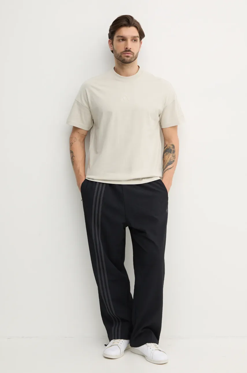 Хлопковая футболка adidas ALL SZN мужская цвет бежевый с аппликацией JI6403 Хлопковая футболка adidas ALL SZN мужская цвет бежевый с аппликацией JI6403