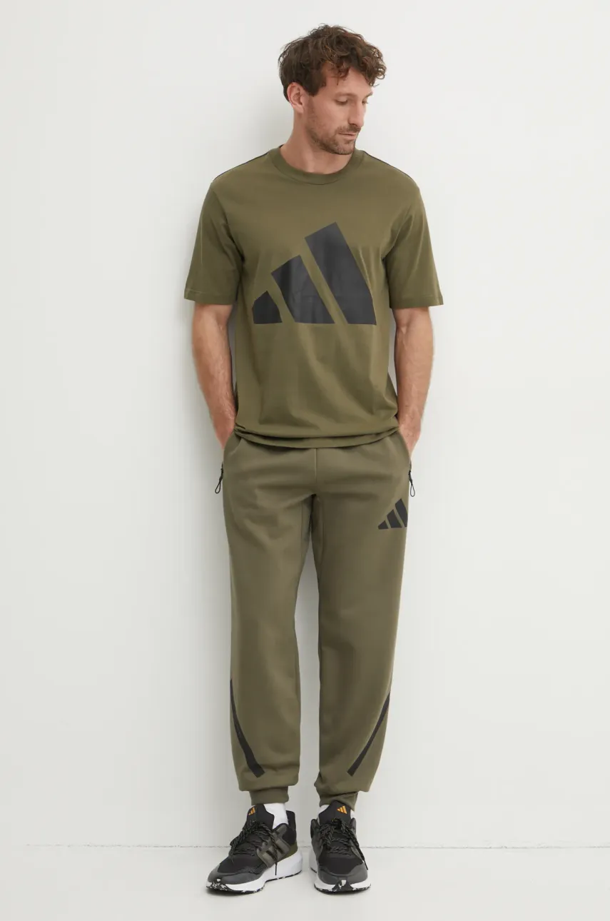 Хлопковая футболка adidas Essentials мужская цвет зелёный с принтом JE8931 Хлопковая футболка adidas Essentials мужская цвет зелёный с принтом JE8931