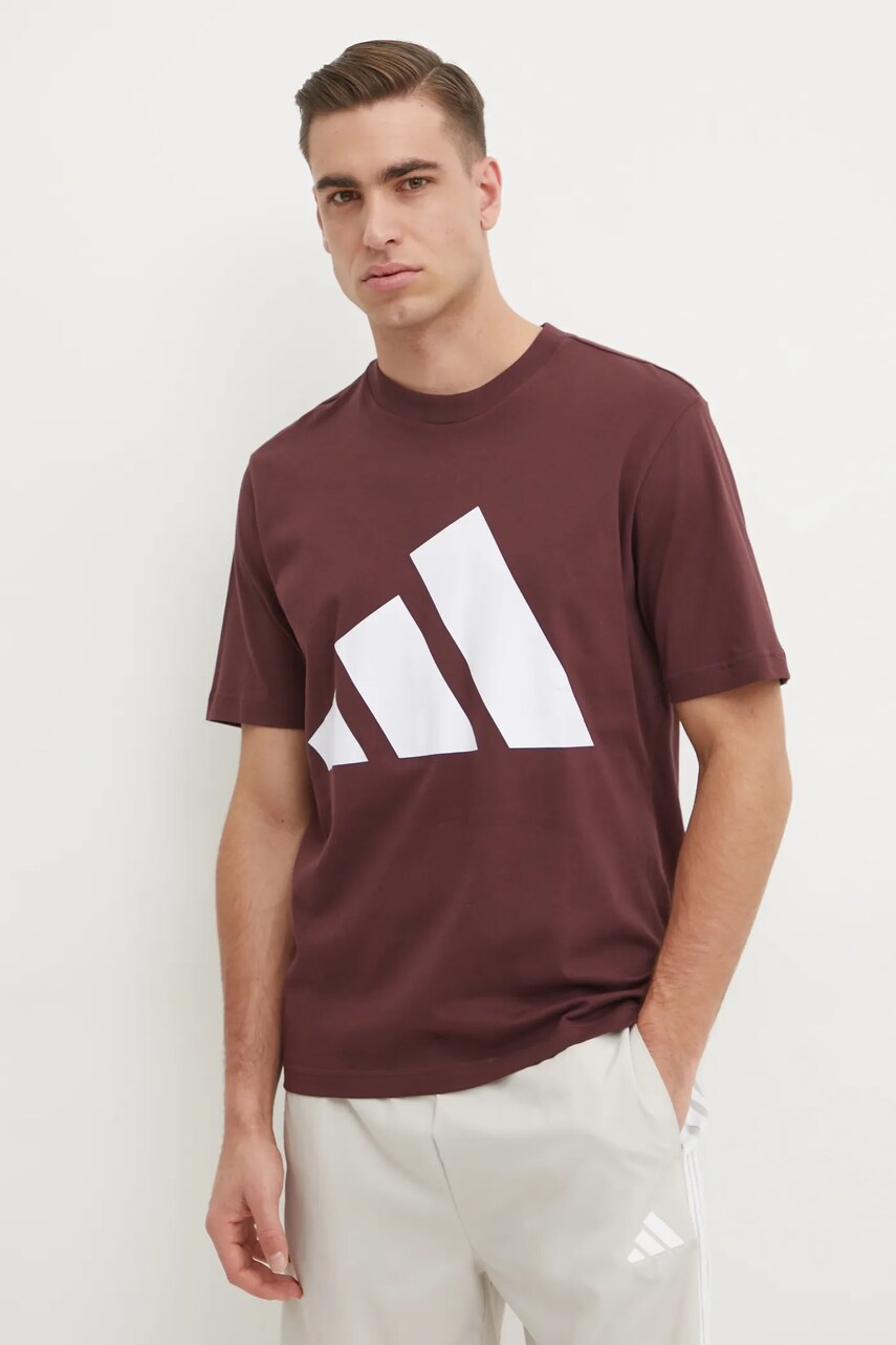 Levně Bavlněné tričko adidas Essentials vínová barva, s potiskem, JE8939