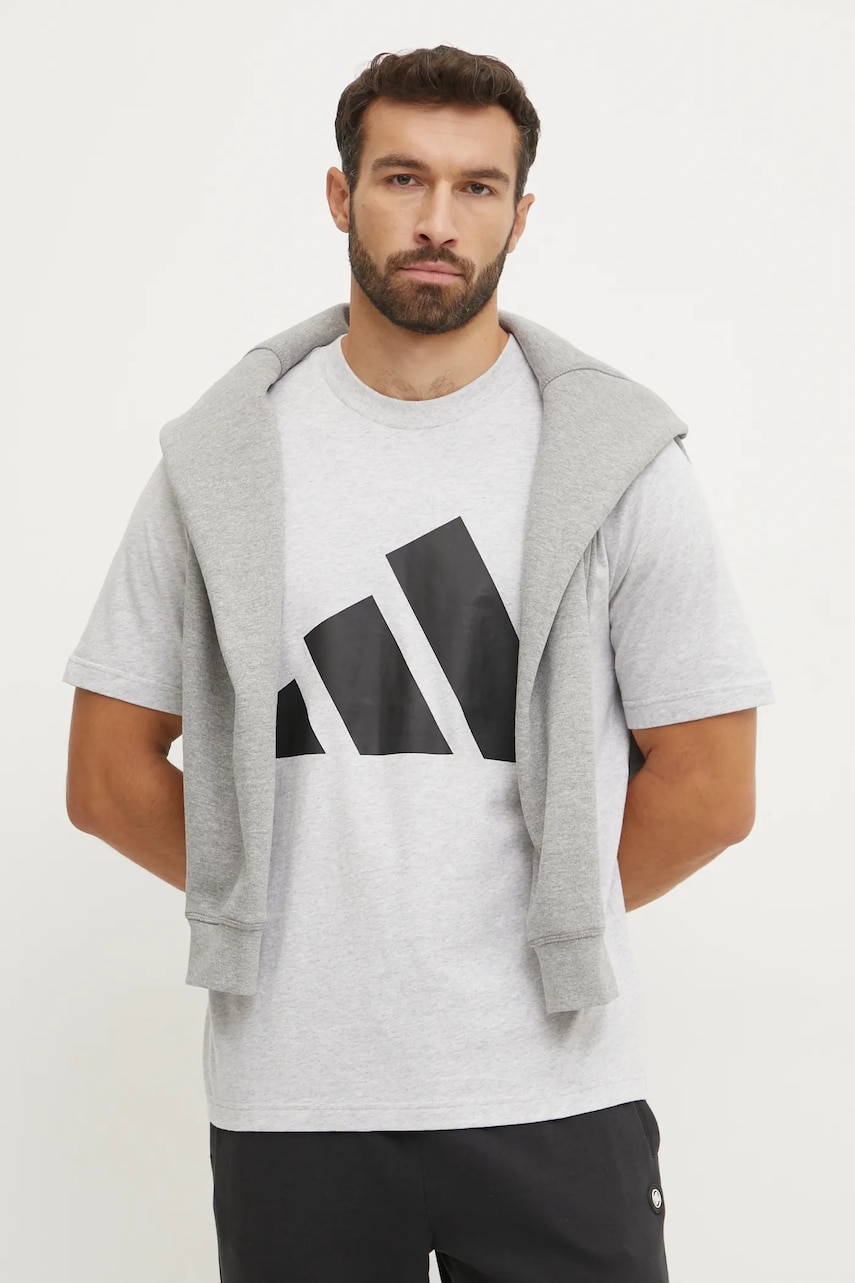 adidas tricou din bumbac Essentials barbati, culoarea gri, cu imprimeu, JE8946 adidas tricou din bumbac Essentials barbati, culoarea gri, cu imprimeu, JE8946