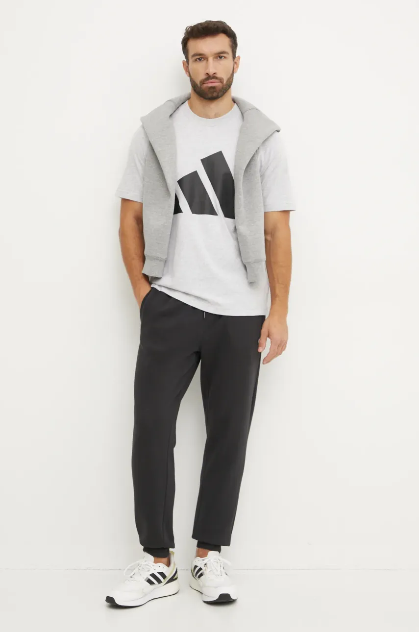 Хлопковая футболка adidas Essentials мужская цвет серый с аппликацией JE8946 Хлопковая футболка adidas Essentials мужская цвет серый с аппликацией JE8946