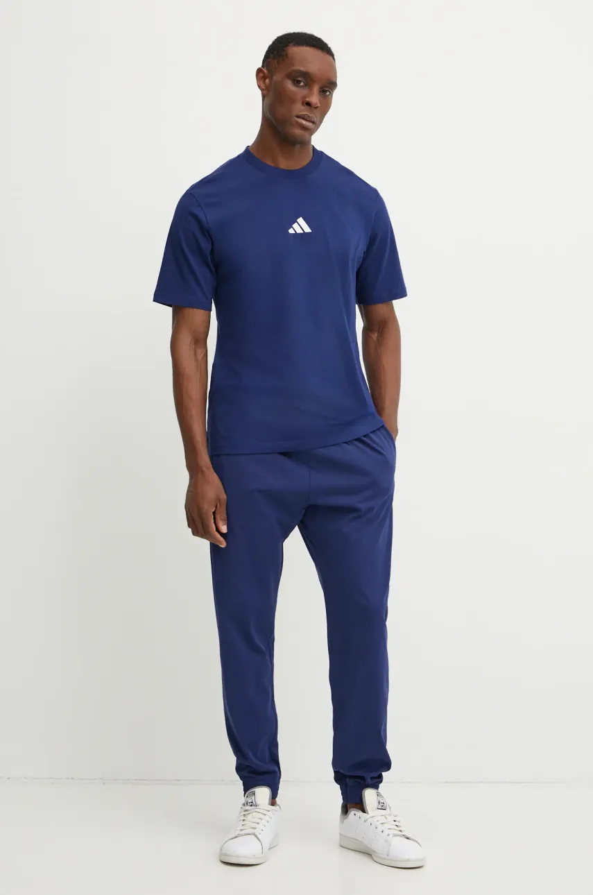 Хлопковая футболка adidas Essential мужская цвет синий с аппликацией JF1093 Хлопковая футболка adidas Essential мужская цвет синий с аппликацией JF1093
