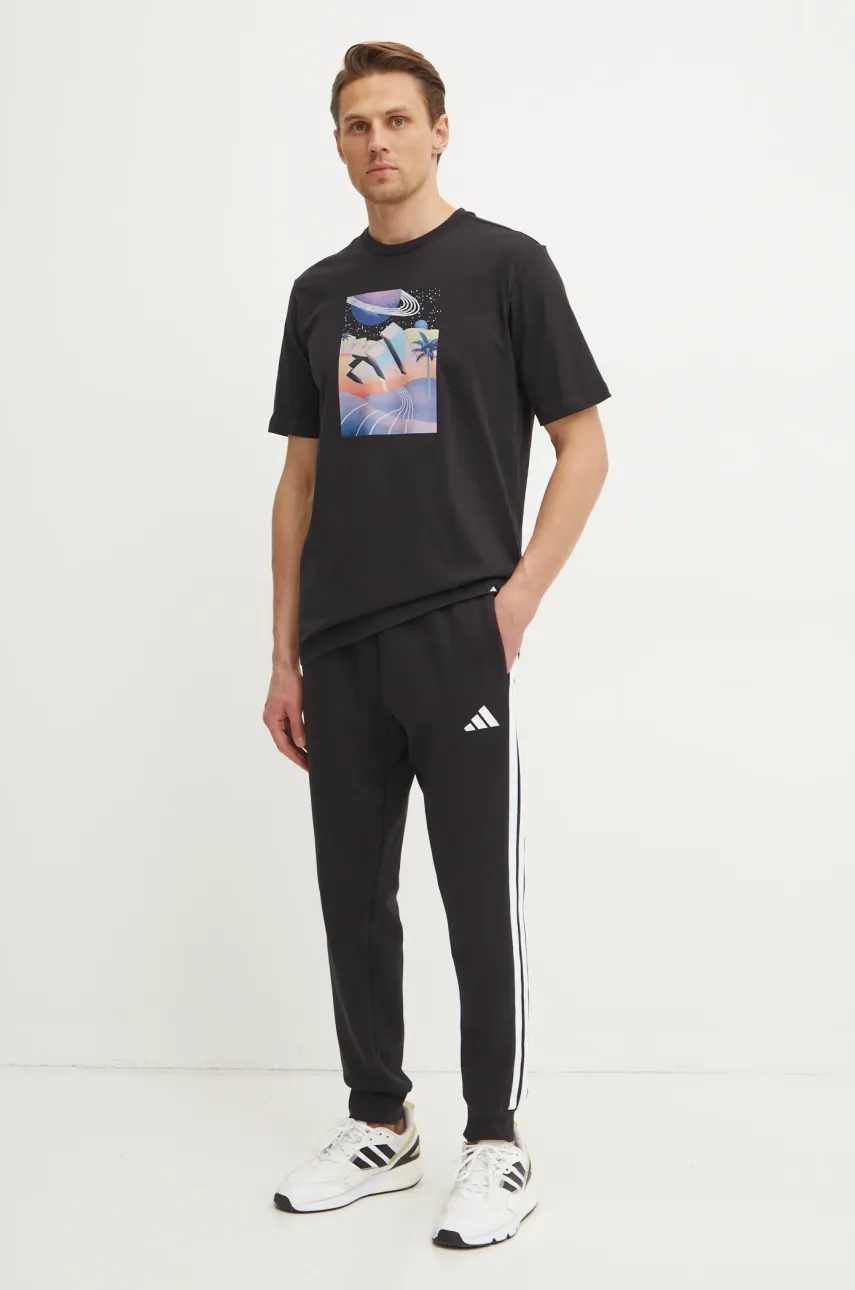 Хлопковая футболка adidas M ALL DAY I TEE мужская цвет чёрный с принтом JI9417 Хлопковая футболка adidas M ALL DAY I TEE мужская цвет чёрный с принтом JI9417