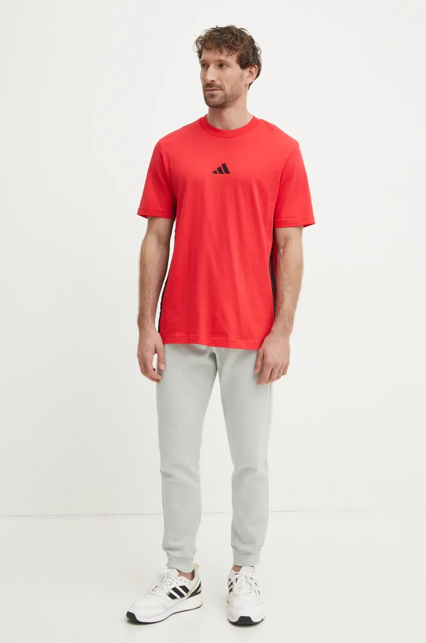 Хлопковая футболка adidas Essentials мужская цвет красный узорная JE6386 Хлопковая футболка adidas Essentials мужская цвет красный узорная JE6386