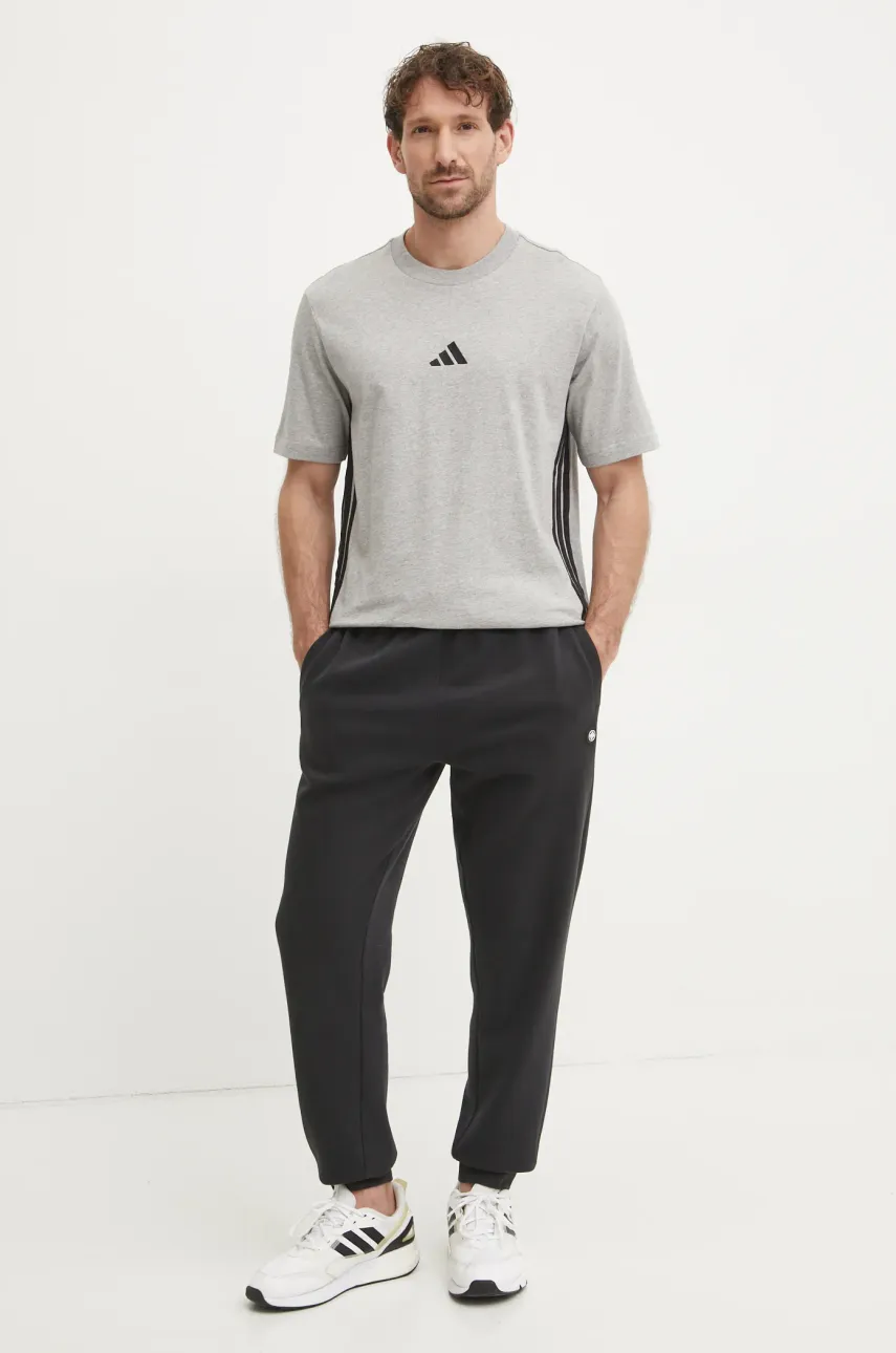 Хлопковая футболка adidas Essentials мужская цвет серый узорная JE6396 Хлопковая футболка adidas Essentials мужская цвет серый узорная JE6396