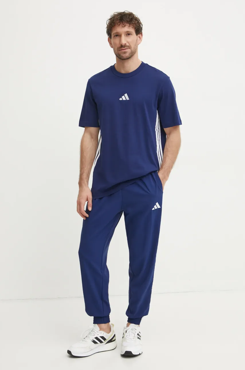 Хлопковая футболка adidas Essentials мужская цвет синий узорная JE6399 Хлопковая футболка adidas Essentials мужская цвет синий узорная JE6399