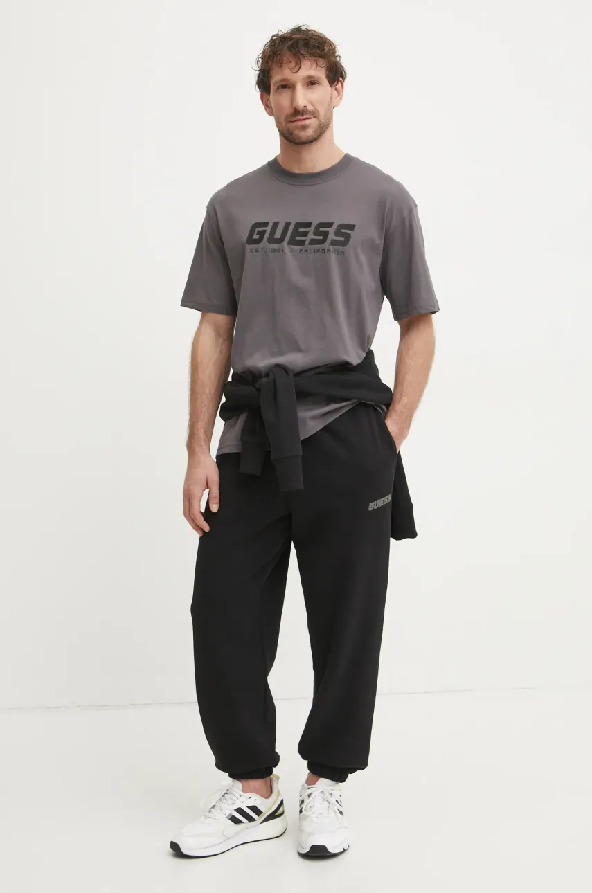 Хлопковая футболка Guess SURON мужская цвет серый с аппликацией Z5RI10 I3Z14 Хлопковая футболка Guess SURON мужская цвет серый с аппликацией Z5RI10 I3Z14