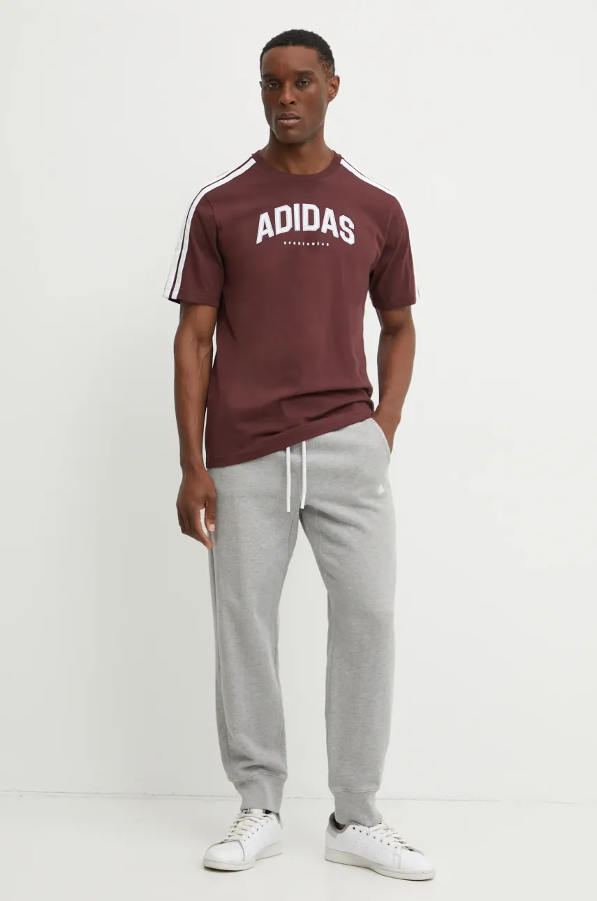 Хлопковая футболка adidas M C COLLE Collegiate мужская цвет бордовый с принтом JM0380 Хлопковая футболка adidas M C COLLE Collegiate мужская цвет бордовый с принтом JM0380