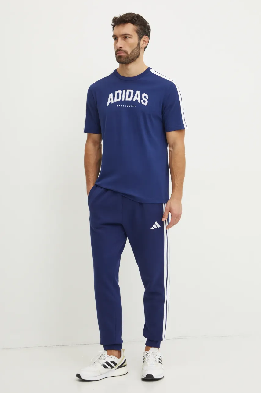 Хлопковая футболка adidas M C COLLE Collegiate мужская цвет синий с принтом JM0382 Хлопковая футболка adidas M C COLLE Collegiate мужская цвет синий с принтом JM0382