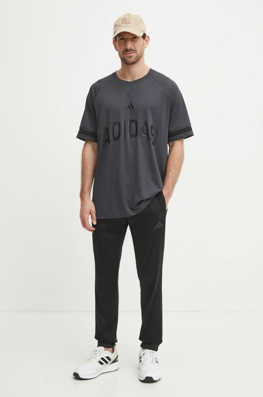 Футболка adidas US Sports мужская цвет серый с принтом JD8097 Футболка adidas US Sports мужская цвет серый с принтом JD8097