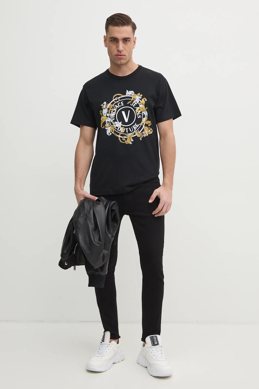 Хлопковая футболка Versace Jeans Couture мужская цвет чёрный с принтом 78GAHC01 CJ01C Хлопковая футболка Versace Jeans Couture мужская цвет чёрный с принтом 78GAHC01 CJ01C