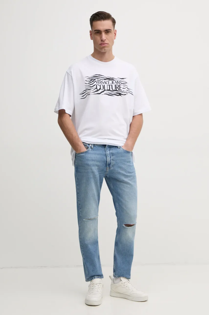 Хлопковая футболка Versace Jeans Couture мужская цвет белый с аппликацией 78GAH6L1 J0001 Хлопковая футболка Versace Jeans Couture мужская цвет белый с аппликацией 78GAH6L1 J0001