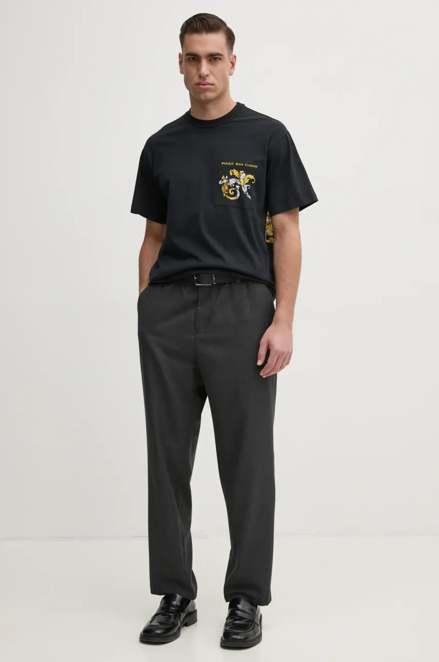 Хлопковая футболка Versace Jeans Couture мужская цвет чёрный с принтом 78GAH6RB JS462 Хлопковая футболка Versace Jeans Couture мужская цвет чёрный с принтом 78GAH6RB JS462