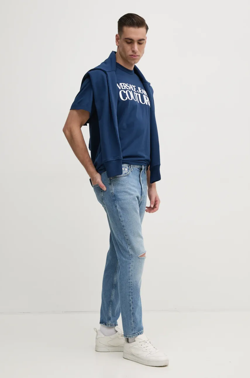 Хлопковая футболка Versace Jeans Couture мужская цвет синий с принтом 78GAHE05 CJ00E Хлопковая футболка Versace Jeans Couture мужская цвет синий с принтом 78GAHE05 CJ00E