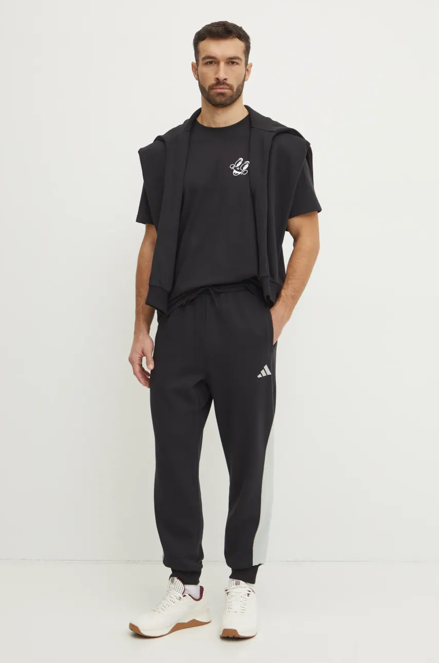 Футболка adidas Originals MBN TEE мужская цвет чёрный с принтом JN7030 Футболка adidas Originals MBN TEE мужская цвет чёрный с принтом JN7030