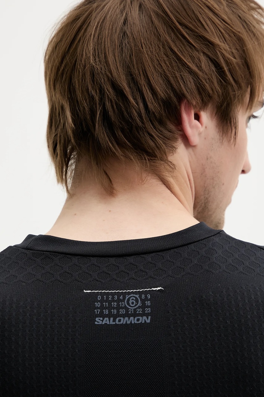 Μακρυμάνικο MM6 Maison Margiela x Salomon χρώμα: μαύρο, SH0GC0052.M20101 φωτογραφία