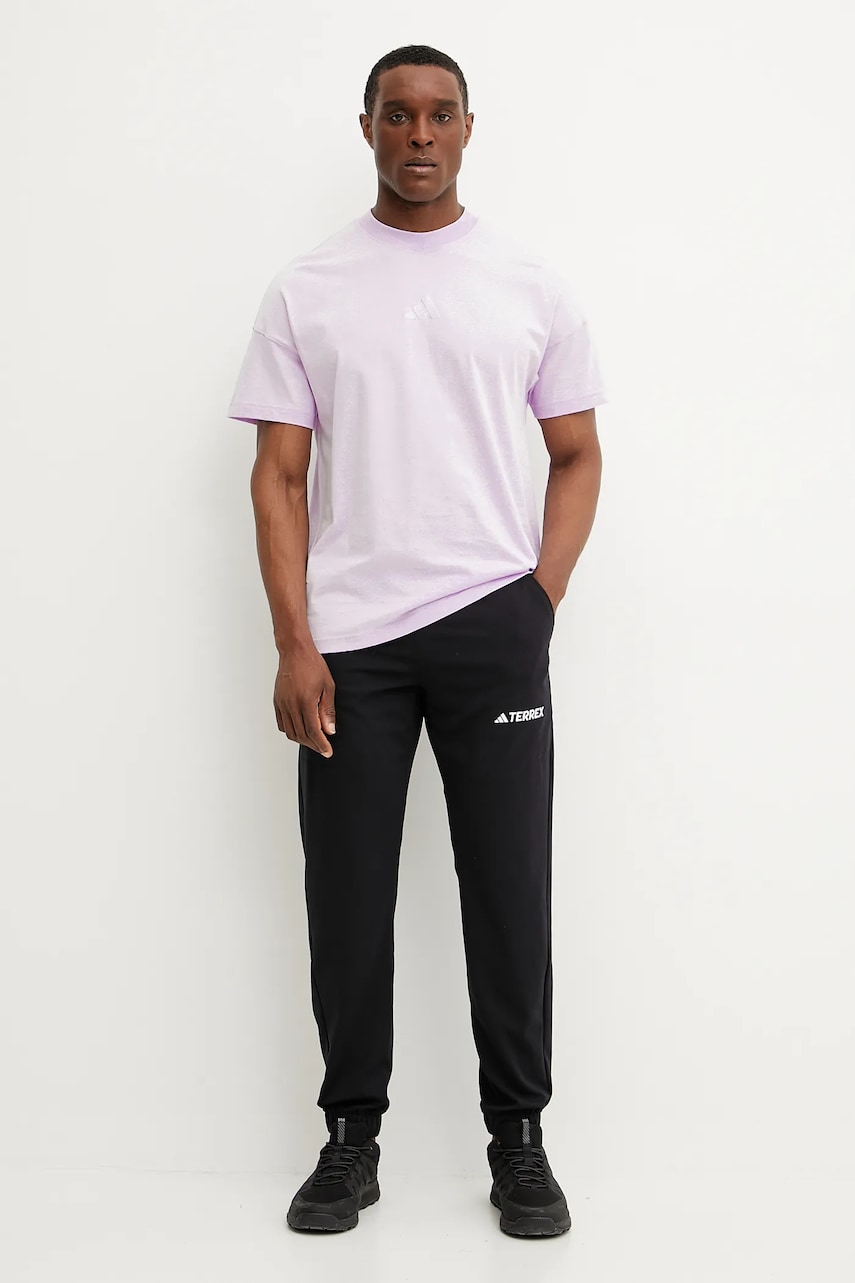 Хлопковая футболка adidas ALL SZN мужская цвет фиолетовый с аппликацией JI6400 Хлопковая футболка adidas ALL SZN мужская цвет фиолетовый с аппликацией JI6400