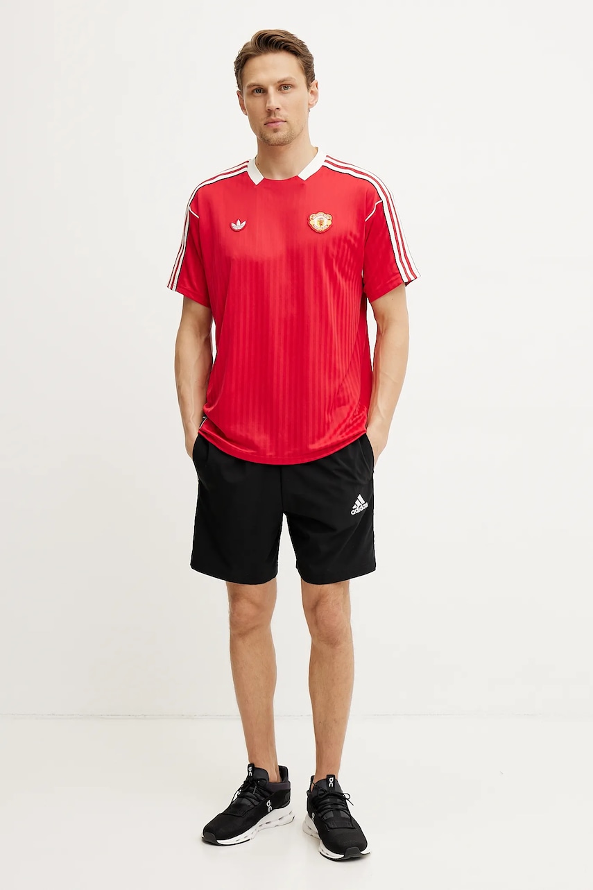 Футболка adidas Originals Manchester United ICON JSY мужская цвет красный с аппликацией JF0386 Футболка adidas Originals Manchester United ICON JSY мужская цвет красный с аппликацией JF0386