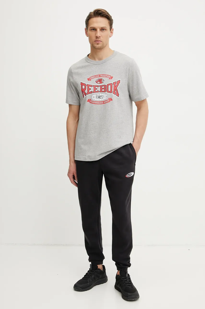 Хлопковая футболка Reebok Classic мужская цвет серый с принтом 100218840 Хлопковая футболка Reebok Classic мужская цвет серый с принтом 100218840