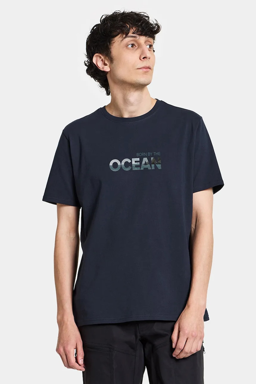 Didriksons tricou din bumbac HARALD bărbați, culoarea bleumarin, cu imprimeu, 505546 Didriksons tricou din bumbac HARALD bărbați, culoarea bleumarin, cu imprimeu, 505546