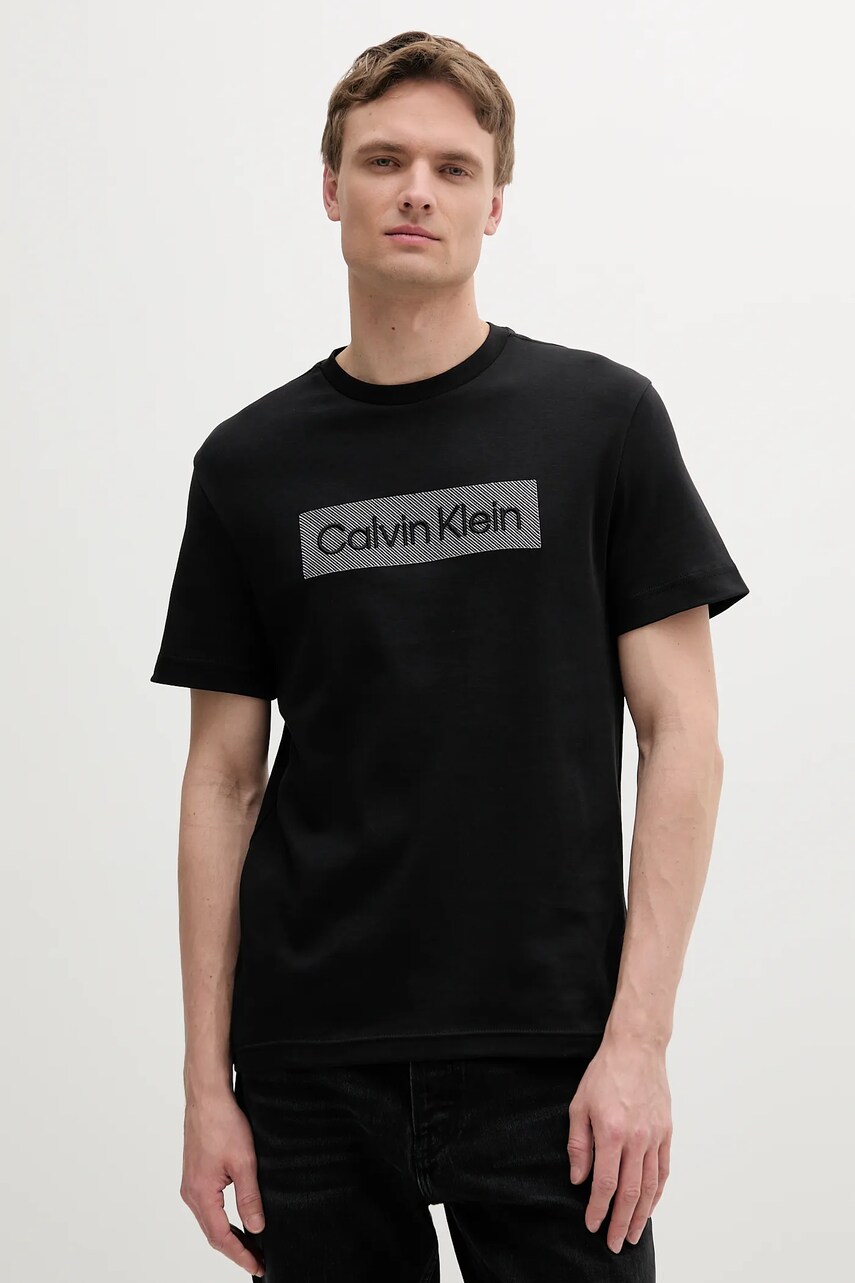 Levně Bavlněné tričko Calvin Klein černá barva, s aplikací, K10K112491