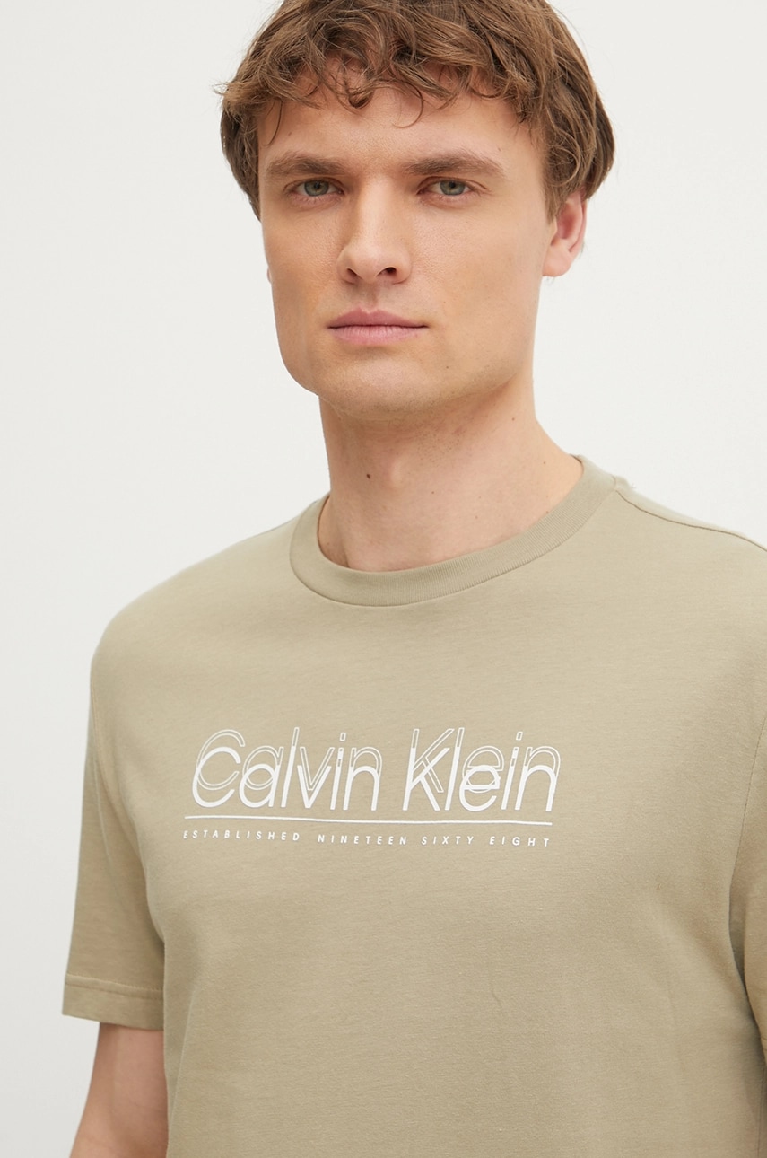 Хлопковая футболка Calvin Klein мужская цвет зелёный с принтом K10K114149 Хлопковая футболка Calvin Klein мужская цвет зелёный с принтом K10K114149