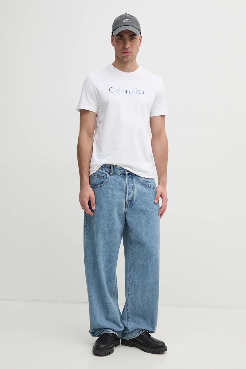Хлопковая футболка Calvin Klein мужская цвет белый с принтом K10K114162 Хлопковая футболка Calvin Klein мужская цвет белый с принтом K10K114162