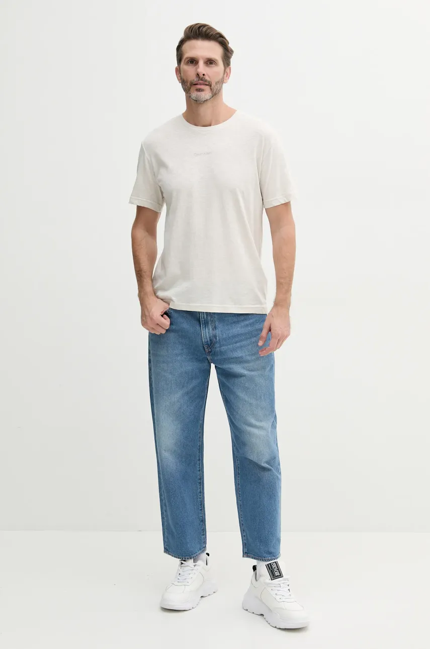 Футболка с примесью льна Calvin Klein мужская цвет бежевый с принтом KM0KM01138 Футболка с примесью льна Calvin Klein мужская цвет бежевый с принтом KM0KM01138