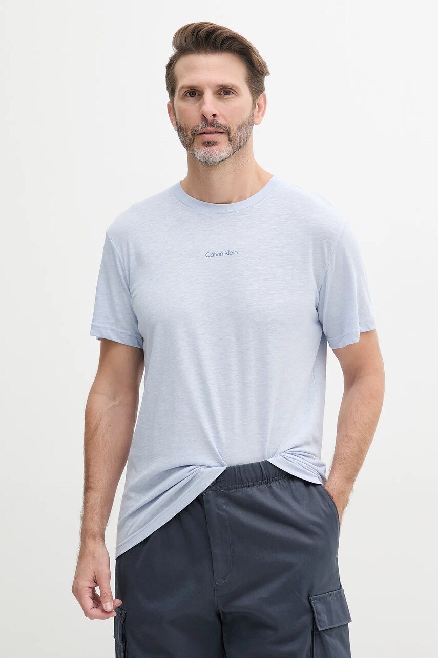 Levně Tričko s příměsí lnu Calvin Klein pánské, modrá barva, s potiskem, KM0KM01138