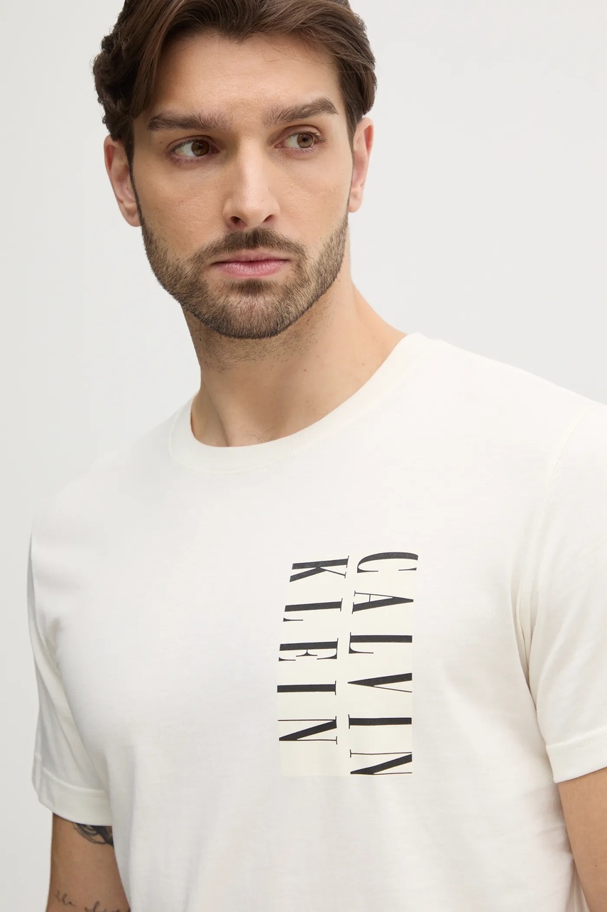 

Памучна тениска Calvin Klein Jeans в бежово с принт J30J327474, Бежов