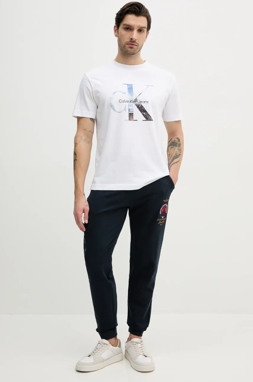 Хлопковая футболка Calvin Klein Jeans мужская цвет белый с принтом J30J327483 Хлопковая футболка Calvin Klein Jeans мужская цвет белый с принтом J30J327483