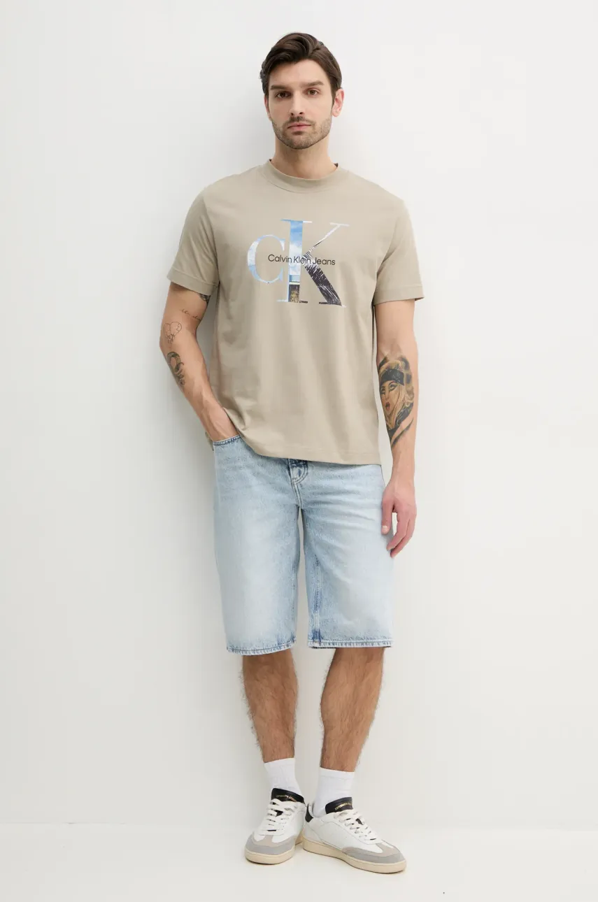 Хлопковая футболка Calvin Klein Jeans мужская цвет бежевый с принтом J30J327483 Хлопковая футболка Calvin Klein Jeans мужская цвет бежевый с принтом J30J327483