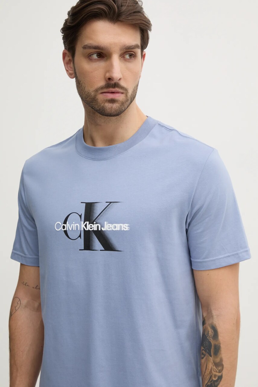 Levně Bavlněné tričko Calvin Klein Jeans modrá barva, s potiskem, J30J327471