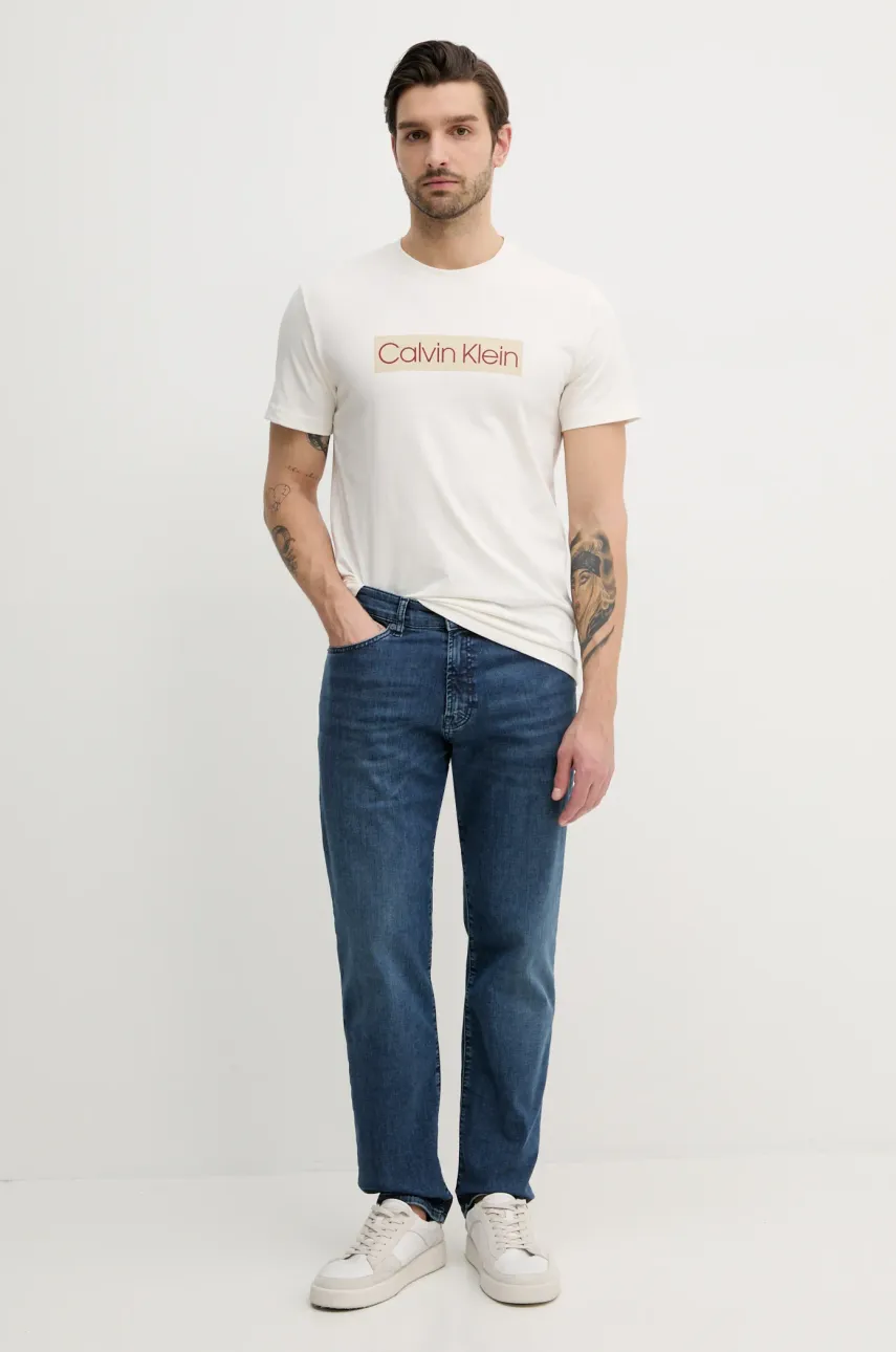 Хлопковая футболка Calvin Klein Jeans мужская цвет белый с принтом J30J327472 Хлопковая футболка Calvin Klein Jeans мужская цвет белый с принтом J30J327472