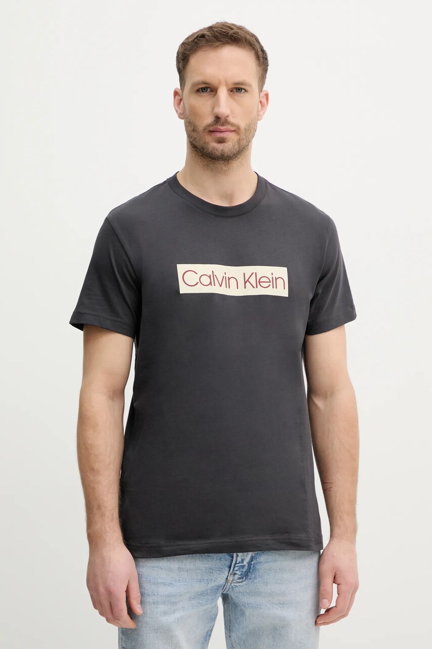 Levně Bavlněné tričko Calvin Klein Jeans šedá barva, s potiskem, J30J327472