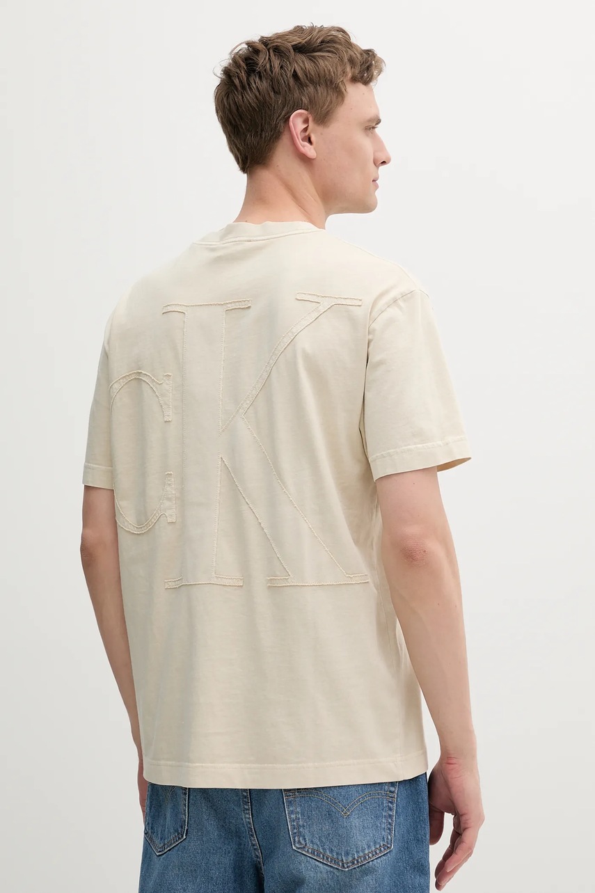 

Памучна тениска Calvin Klein Jeans в бежово с апликация J30J327488, Бежов