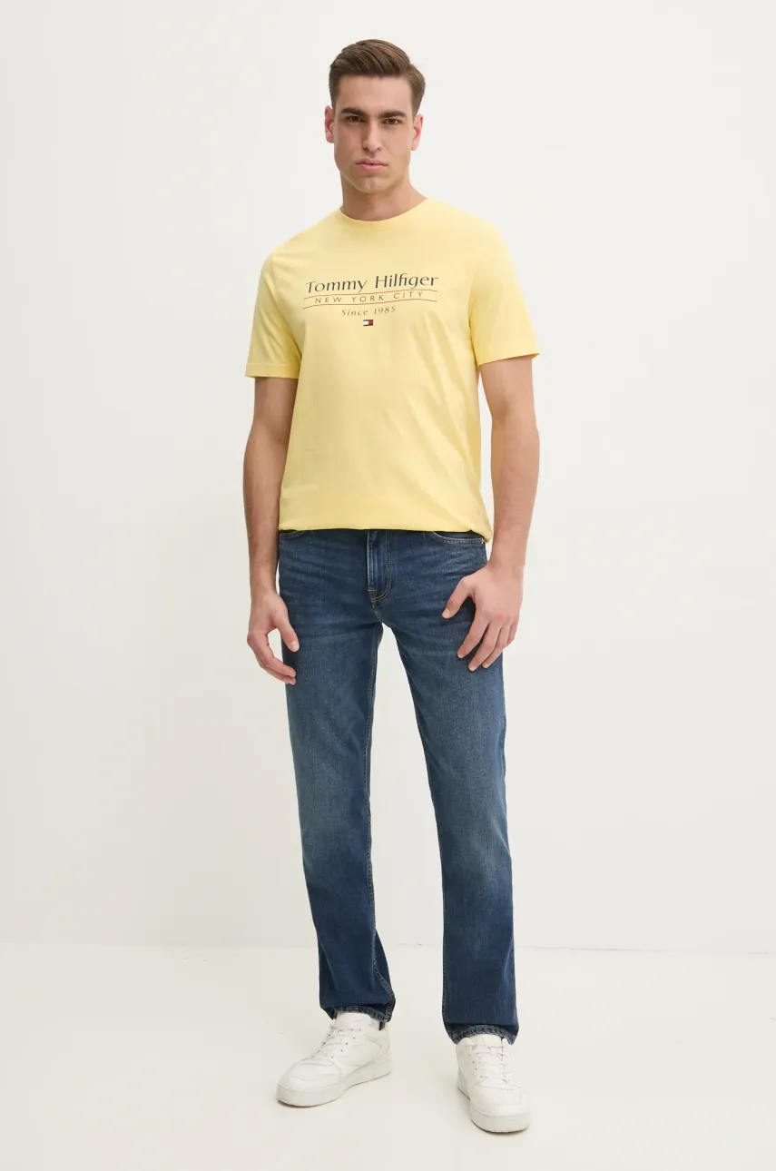 Хлопковая футболка Tommy Hilfiger мужская цвет жёлтый с принтом MW0MW38621 Хлопковая футболка Tommy Hilfiger мужская цвет жёлтый с принтом MW0MW38621
