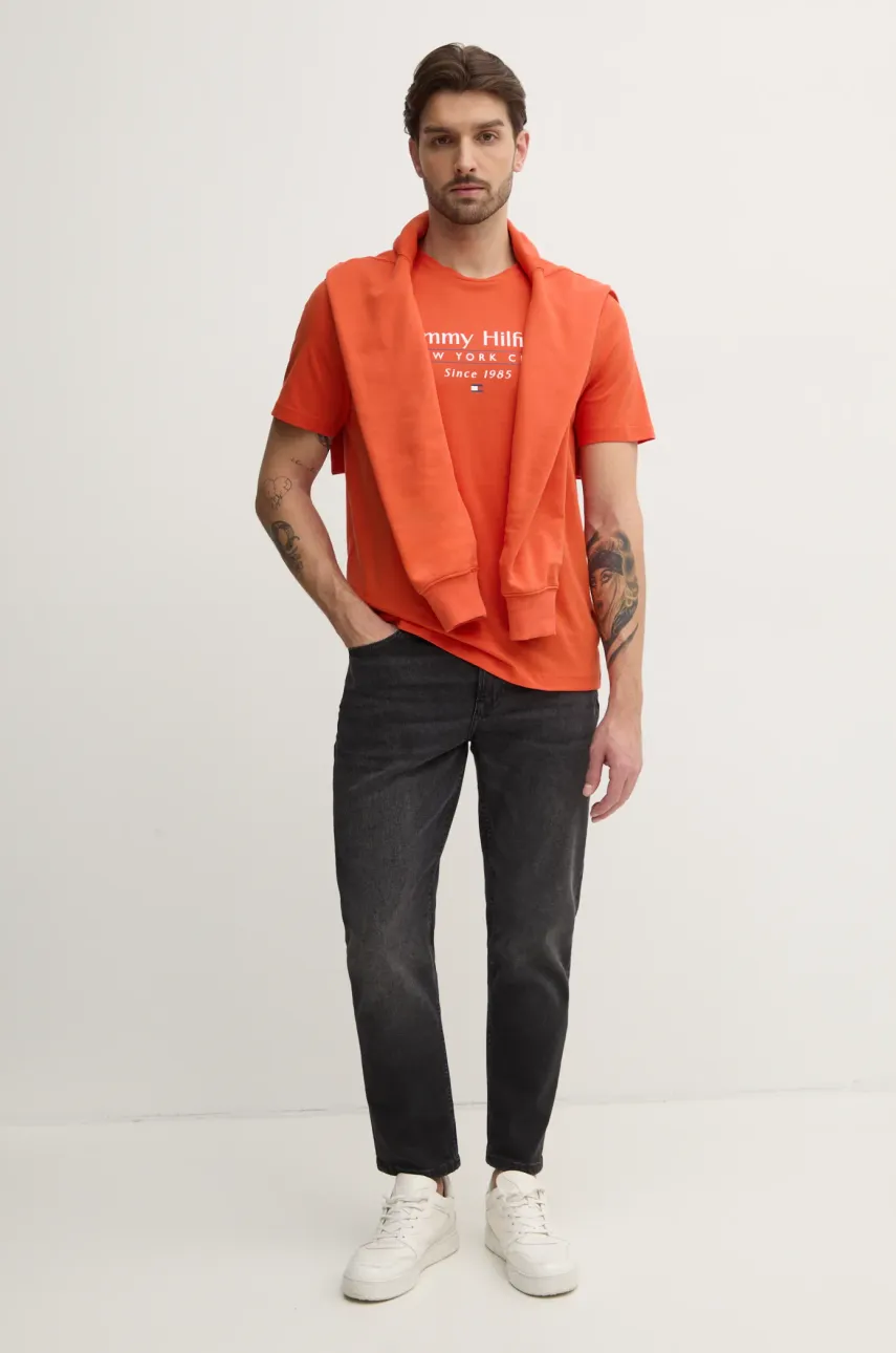 Хлопковая футболка Tommy Hilfiger мужская цвет оранжевый с принтом MW0MW38621 Хлопковая футболка Tommy Hilfiger мужская цвет оранжевый с принтом MW0MW38621