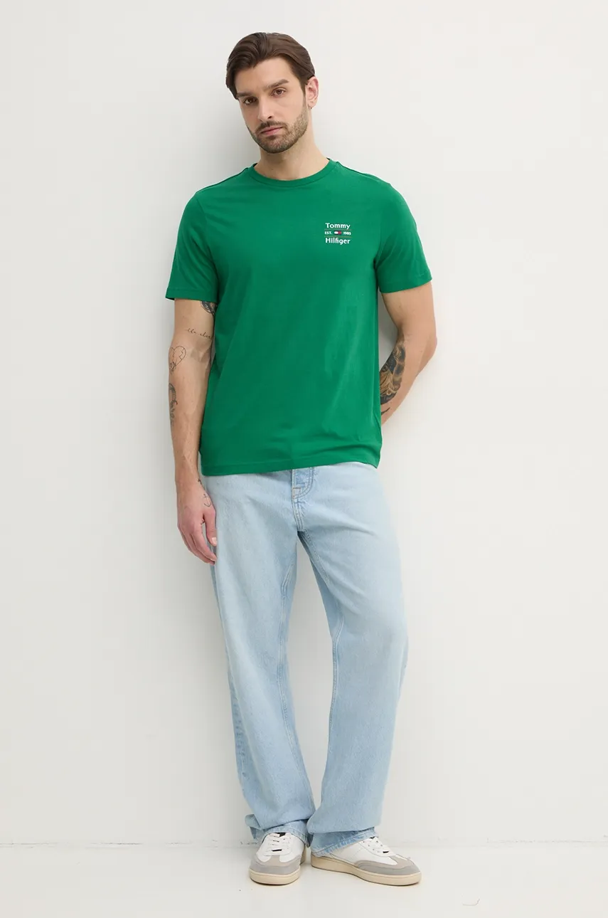Хлопковая футболка Tommy Hilfiger мужская цвет зелёный с принтом MW0MW38622 Хлопковая футболка Tommy Hilfiger мужская цвет зелёный с принтом MW0MW38622