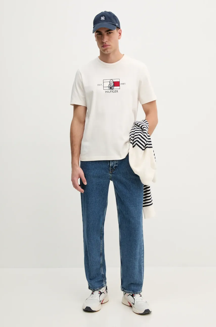 Хлопковая футболка Tommy Hilfiger мужская цвет бежевый с аппликацией MW0MW38628 Хлопковая футболка Tommy Hilfiger мужская цвет бежевый с аппликацией MW0MW38628